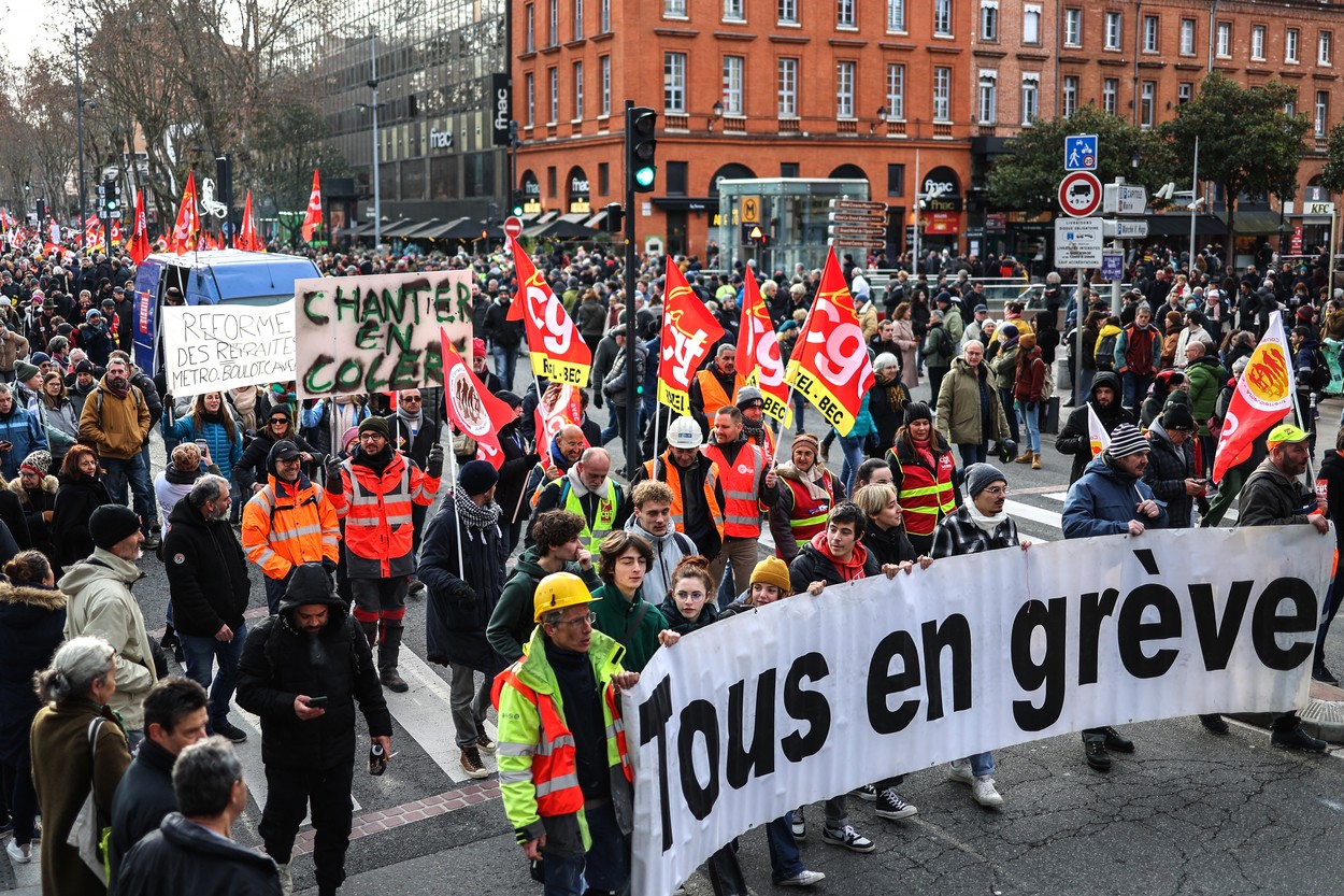 Greve și proteste în toată Franța după ce guvernul a decis să mărească vârsta de pensionare