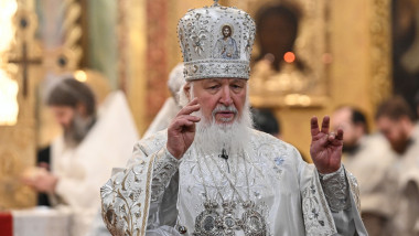 Patriarhul Kirill binecuvântează apa într-o catedreală din Moscova pe 19 ianuarie 2023.