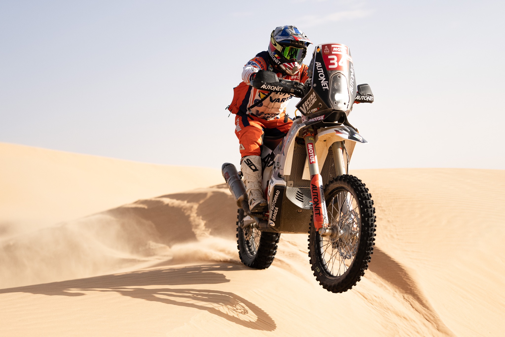 Emanuel Gyenes, singurul român participant la Raliul Dakar 2023, primit cu tort și artificii acasă. ‘Mani’ a terminat cursa pe locul 27