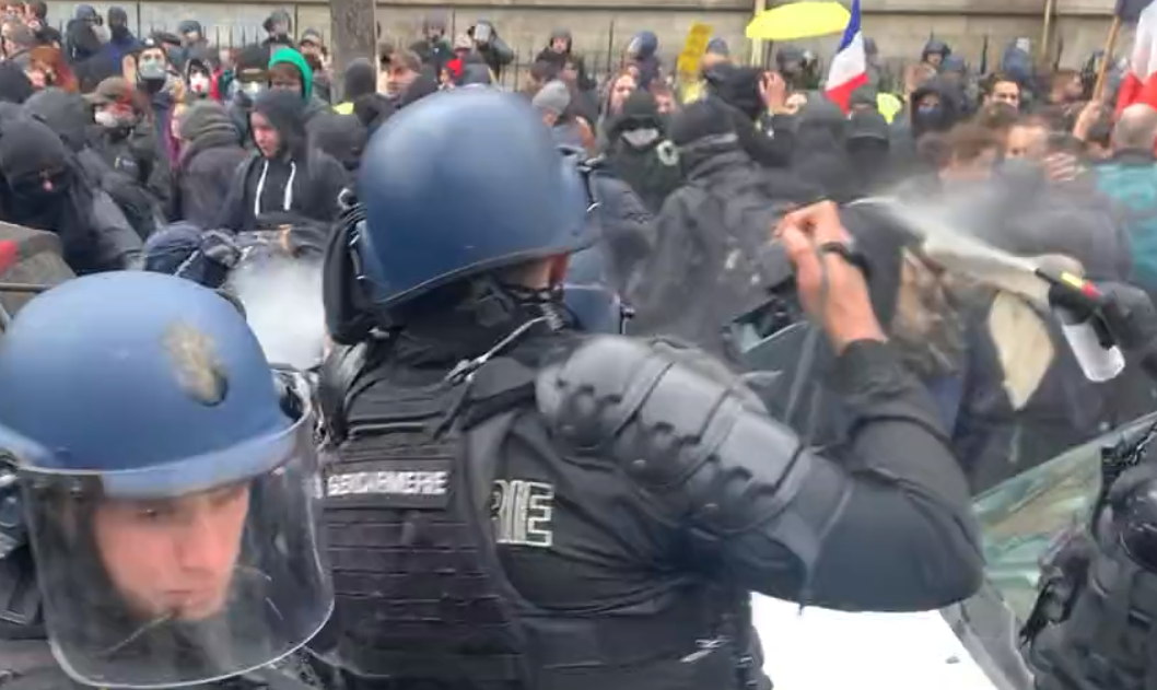 VIDEO. Violențe la Paris între sindicaliști și poliție. Zeci de mii de francezi protestează față de mărirea vârstei de pensionare