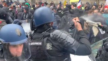 politisti care se lupta cu protestatari