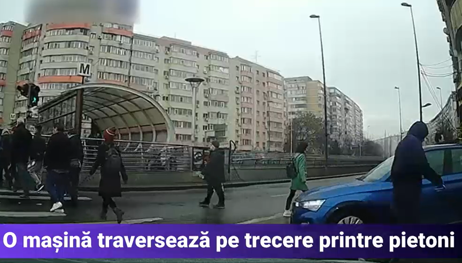 Un șofer s-a comportat exact ca un pieton, traversând cu mașina două treceri și un trotuar din centrul Bucureștiului