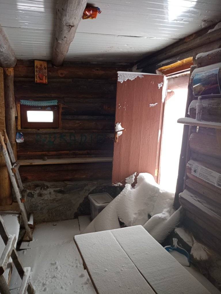 "Rugăm turiștii să închidă ușa!". Cum arată un refugiu montan în care a nins după ce ușa a fost lăsată deschisă