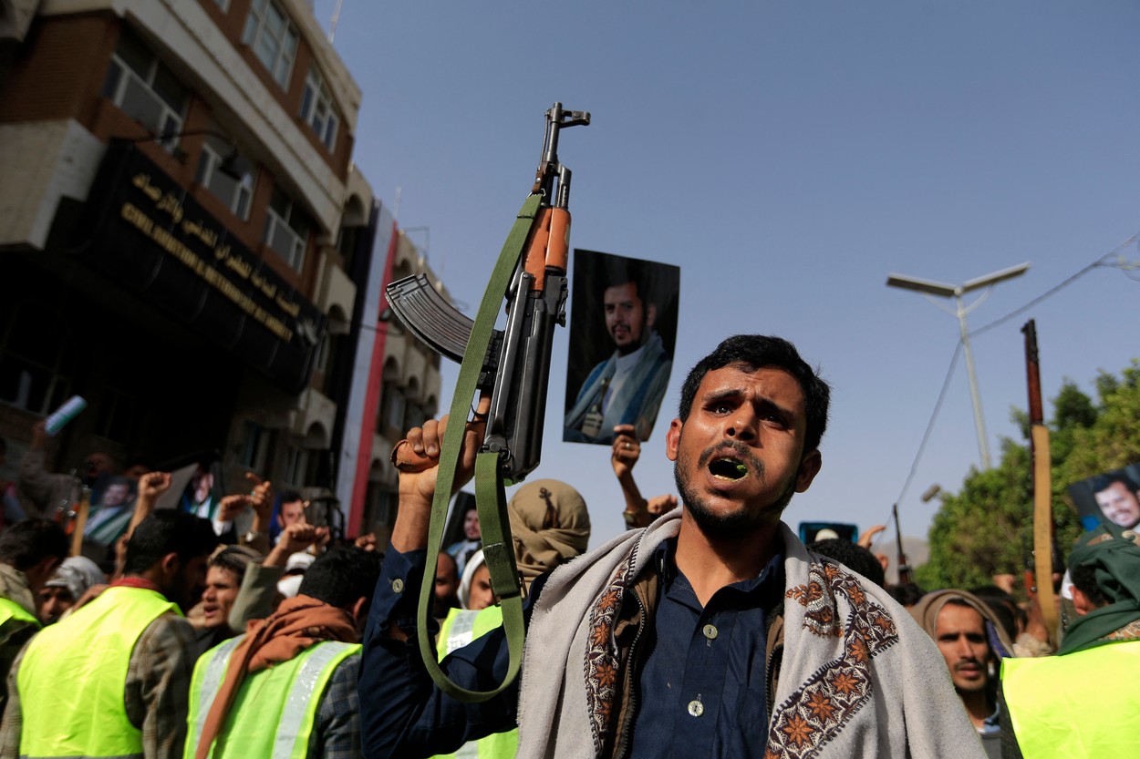 Marina militară americană a interceptat un transport cu 2.000 de mitraliere din Iran către Yemen. Armele erau trimise rebelilor
