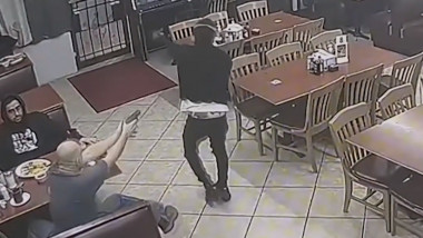 Momentul în care un hoț înarmat este împușcat de unul dintre clienții restarantului pe care îl jefuiește