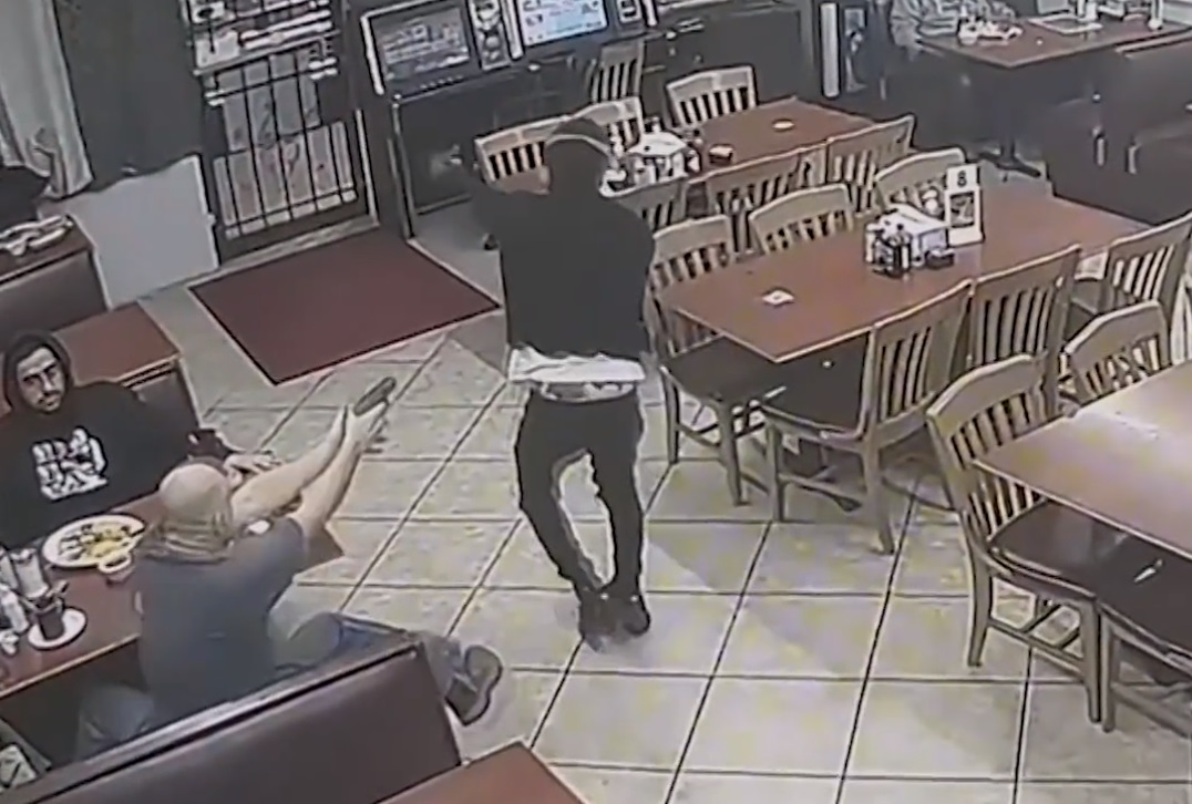 Momentul în care un bărbat care lua masa la un restaurant din Texas împușcă mortal un hoț înarmat și le înapoiază banii clienților