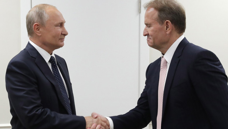 Vladimir Putin dă mâna cu apropiatul său Viktor Medvedciuk la o întâlnire din 2019.
