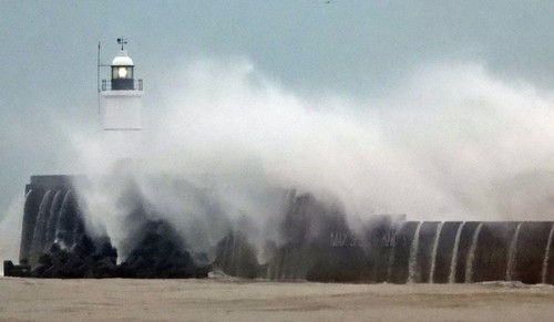 Toate porturile de la Marea Neagră, închise din cauza vântului. În cinci județe intervin utilajele de deszăpezire