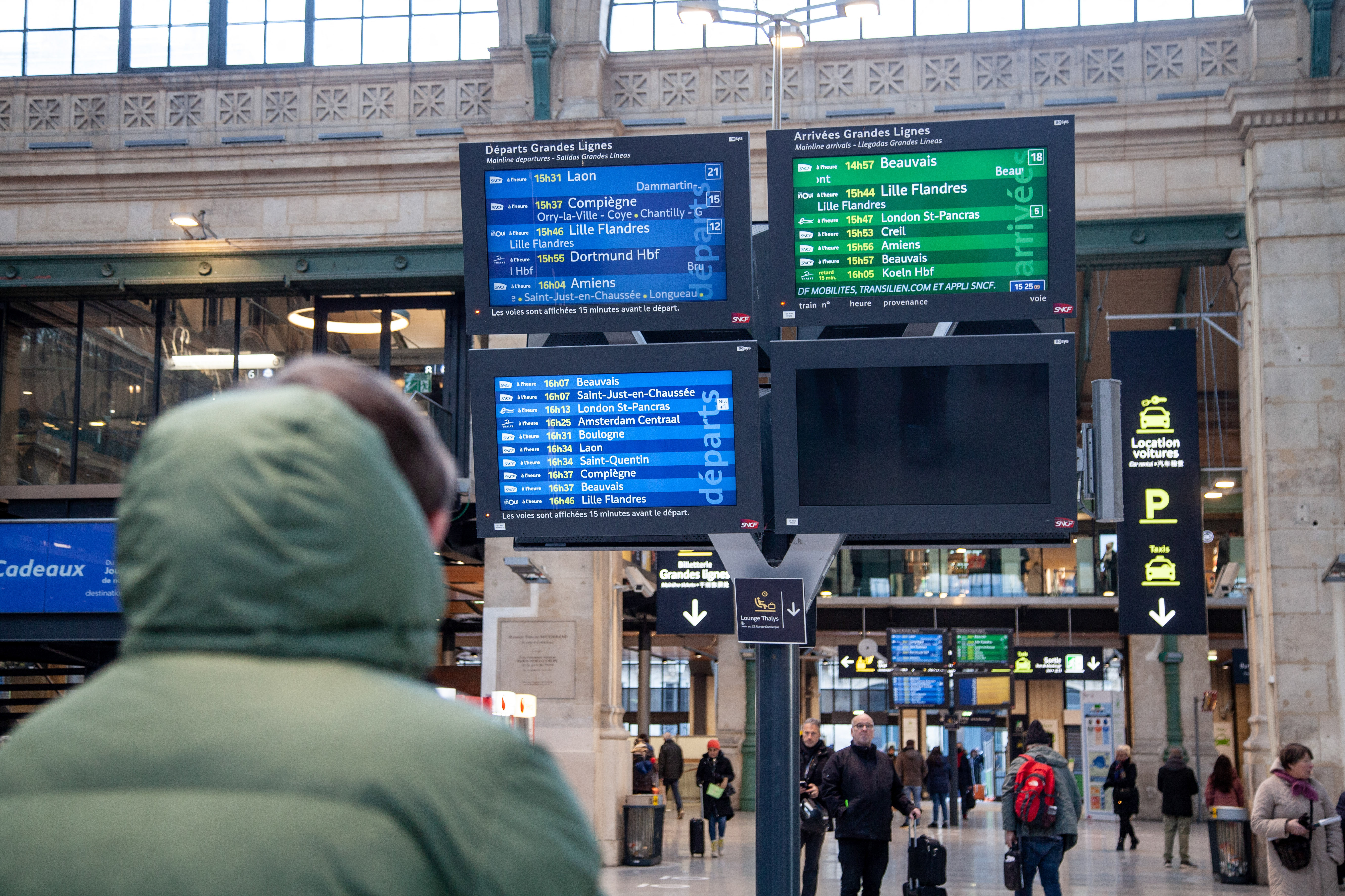 Atac cu cuțitul în gara centrală din Paris. Mai mulți oameni au fost răniți