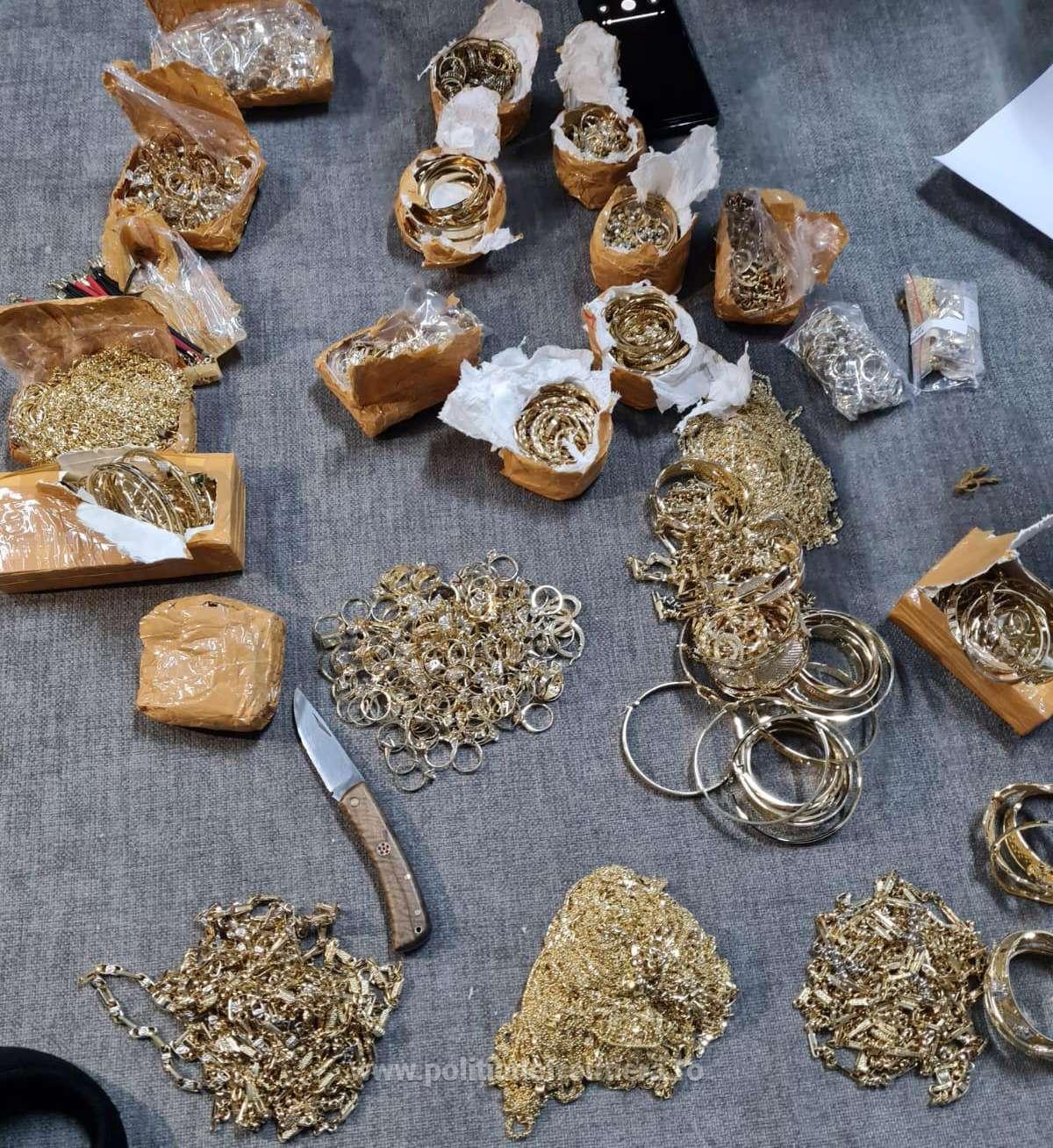 Aur ascuns la motorul mașinii. Peste 5 kilograme de bijuterii, în valoare de 1.250.000 lei, au fost confiscate în Vama Giurgiu