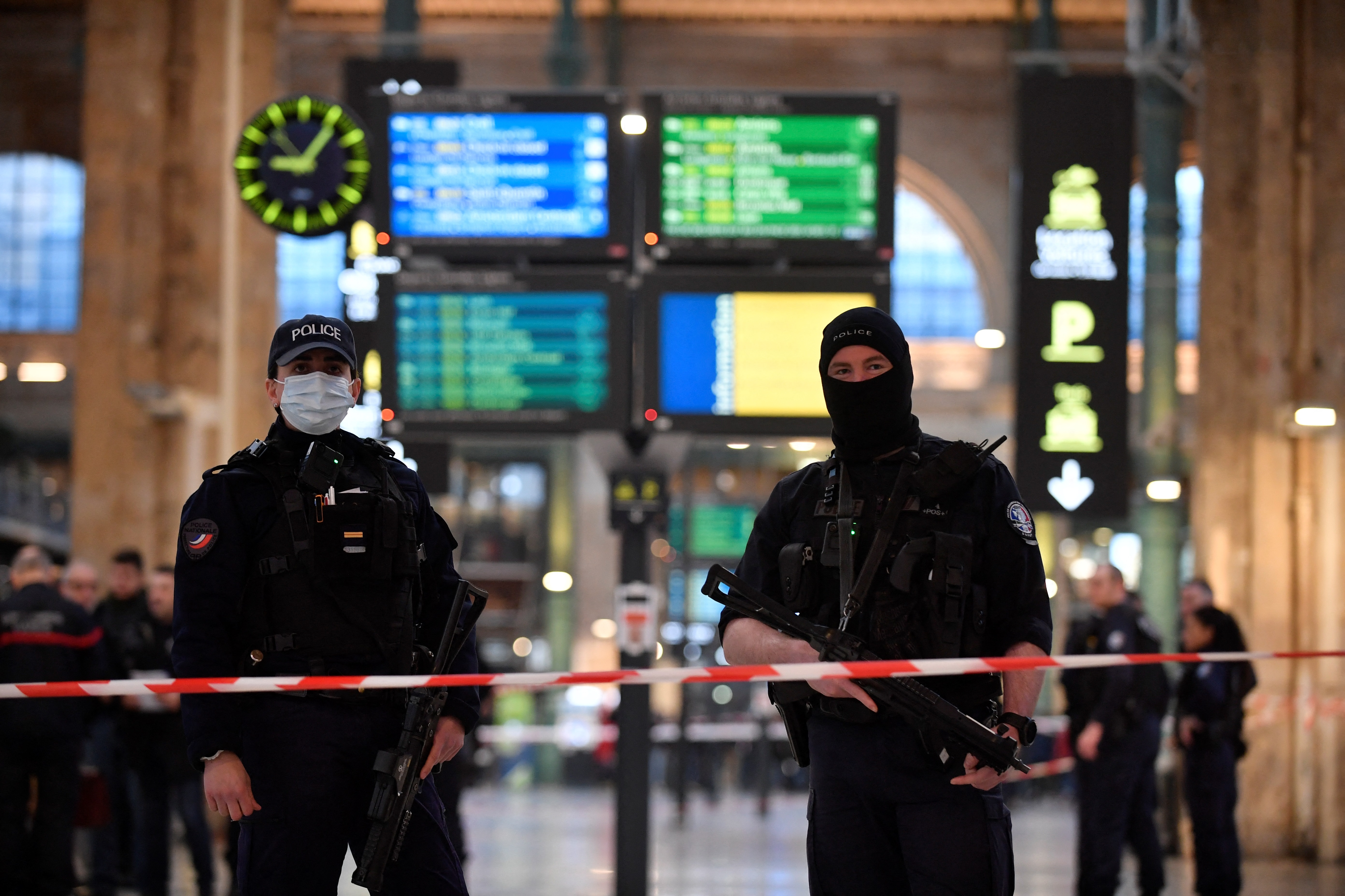 Atac cu cuțitul în gara centrală din Paris: 6 răniți, dintre care unul în stare gravă. Agresorul se zbate între viață și moarte