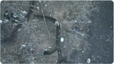 borcan cu zahar lansat cu drona in transee in ucraina