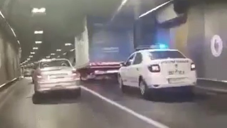 Un camion a rămas blocat în Pasajul Unirii din București