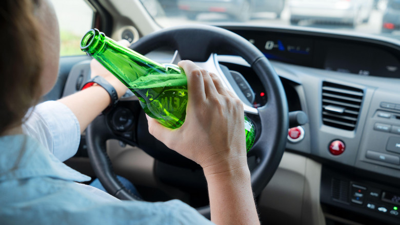 Şoferiţă cu o alcoolemie de 1,23 mg/litru, condamnată la un an și 10 luni de închisoare cu suspendare pentru mită