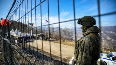 soldat rus păzește coridorul Lachin din Nagorno Karabah