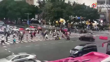 Șofer intră cu mașina în mulțime în China