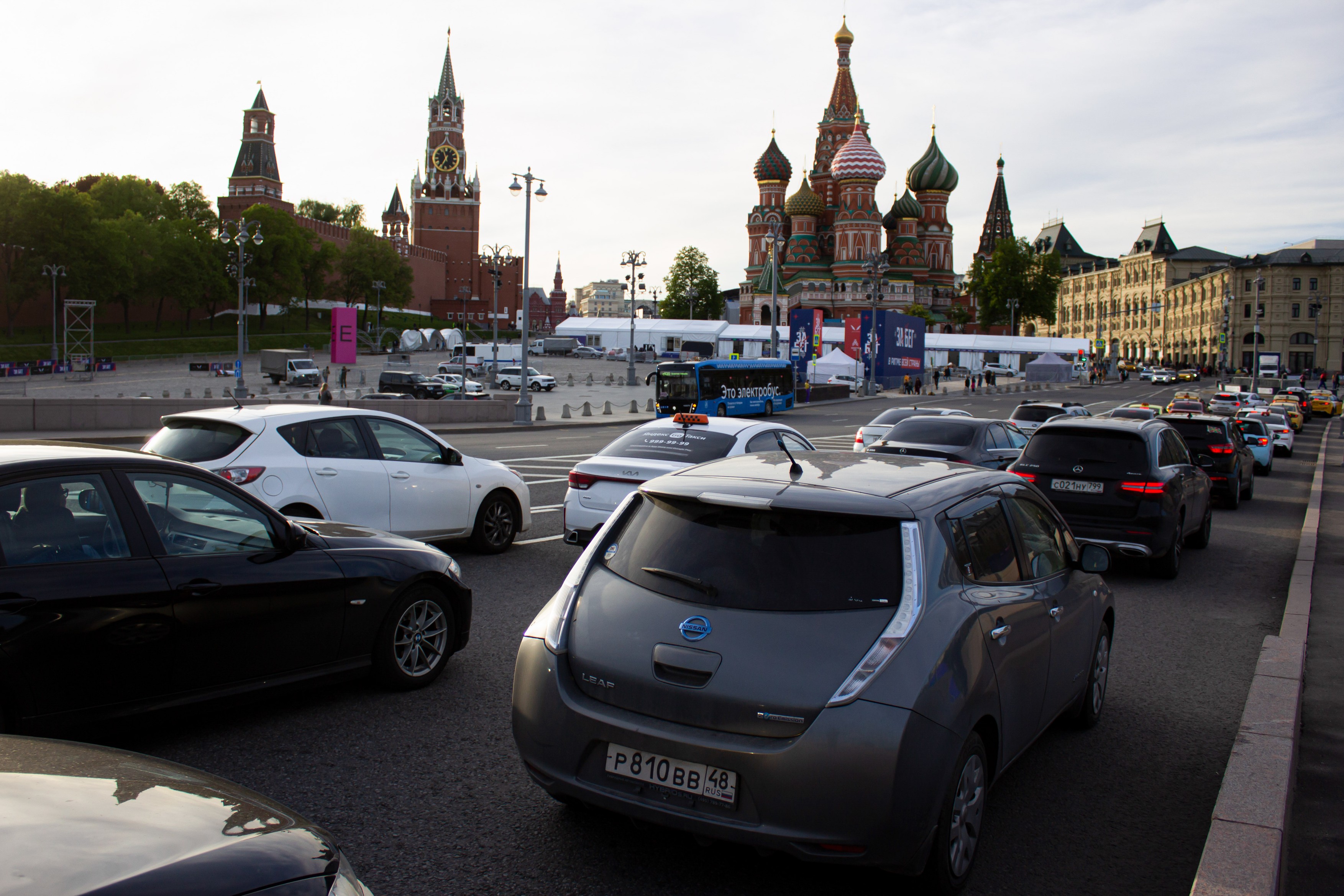 Efectul sancțiunilor occidentale asupra Moscovei. Piaţa auto din Rusia s-a înjumătăţit în 2022