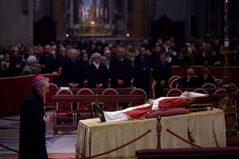 Vatican City State, . 02nd Jan, 2023. Monsignor Georg Gaenswein .The body of late Pope Emeritus Benedict XVI laid out in state inside St. Peter's Basilica at The Vatican, Monday, Jan. 2, 2023. Credit: dpa/Alamy Live News