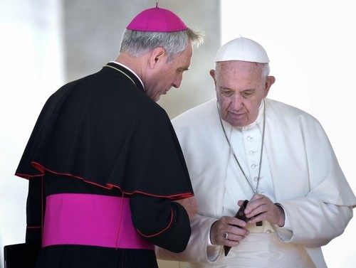 Discuții cu ușile închise la Vatican, după dezvăluirile celui mai bun prieten al lui Benedict despre papa Francisc: ”I-a frânt inima”