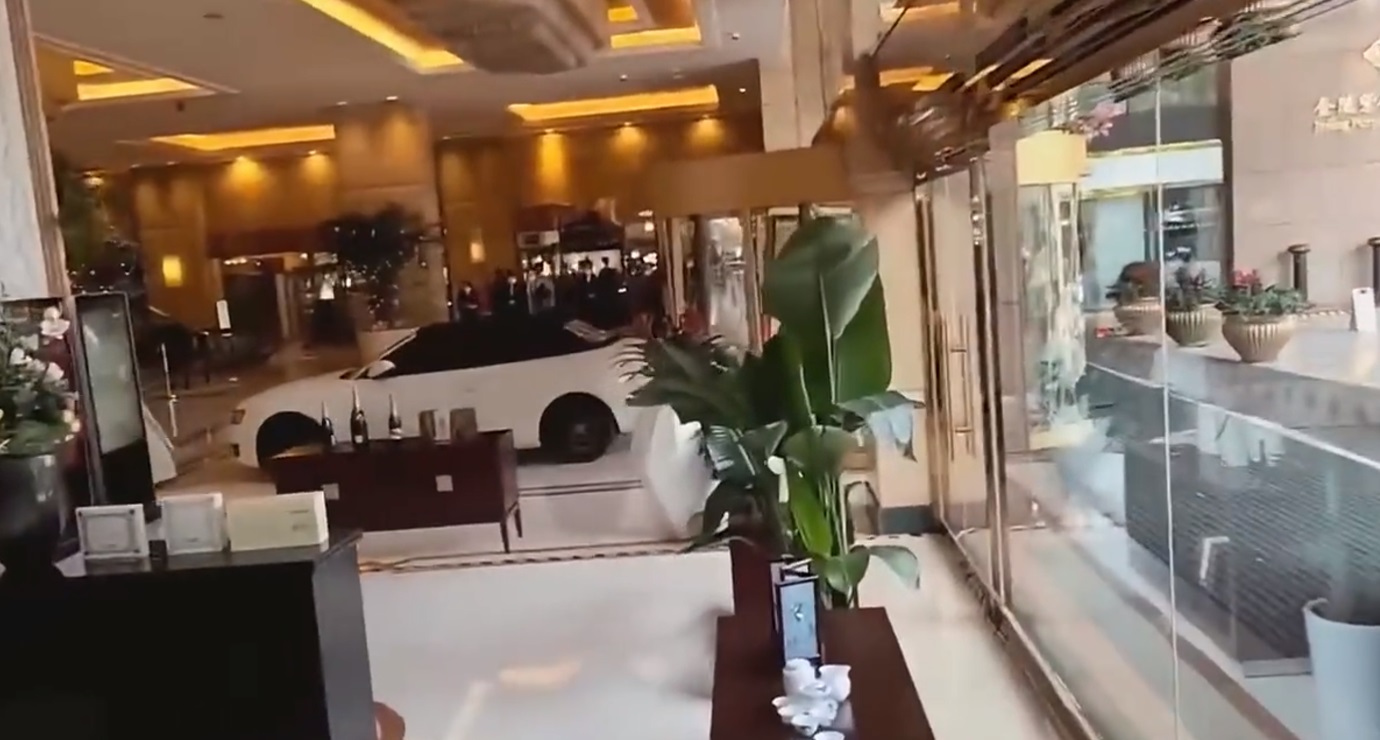 Un bărbat supărat pe angajații unui hotel din China a intrat cu mașina prin ușile de la intrare și a distrus tot ce i-a stat în cale