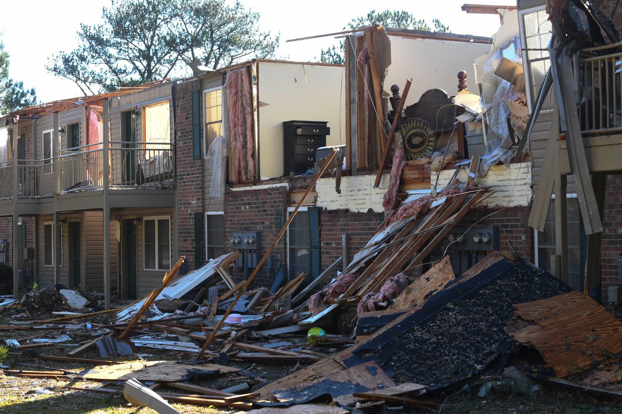 Șase morți după ce o tornadă a devastat statul american Alabama