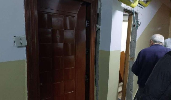 Explozie puternică într-un bloc din Pitești. O femeie a ajuns la spital cu răni grave