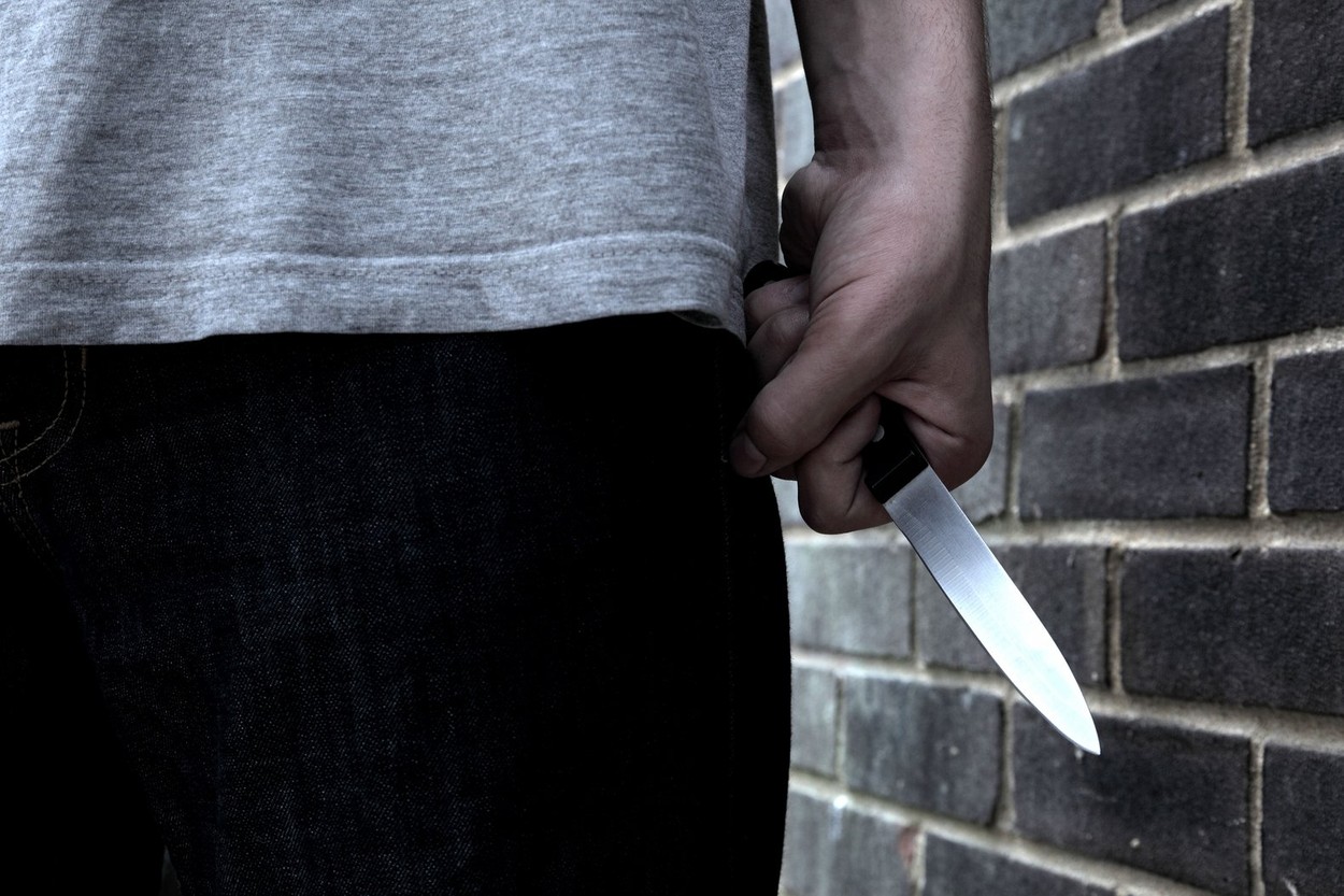 Un băiat de 16 ani din Brăila a fost înjunghiat de cinci ori. Poliția a reținut un suspect