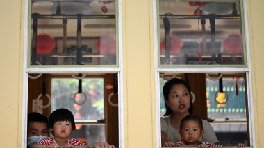 copii privesc pe geamurile unui autobuz în China