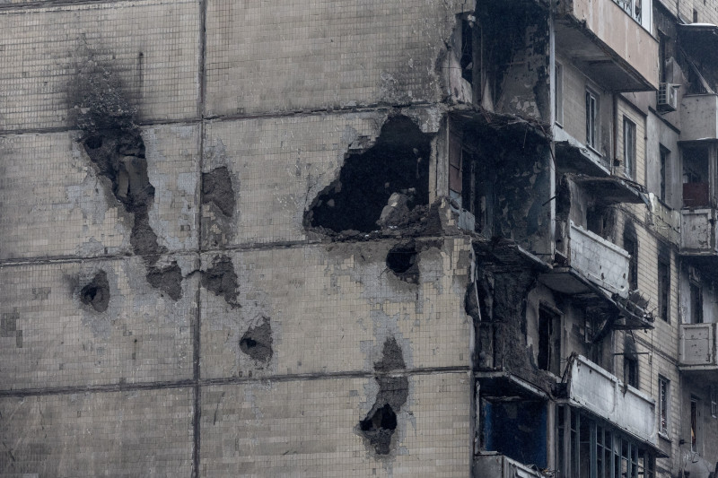 distrugeri la un bloc produse de atacurile invadatorilor ruși în Ucraina