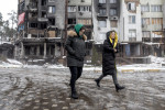 femei care merg pe stradă în Ucraina în timpul invaziei rusești