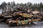 mașini distruse abandonate în Ucraina cu flori ale soarelui pictate pe caroseria ruginifă