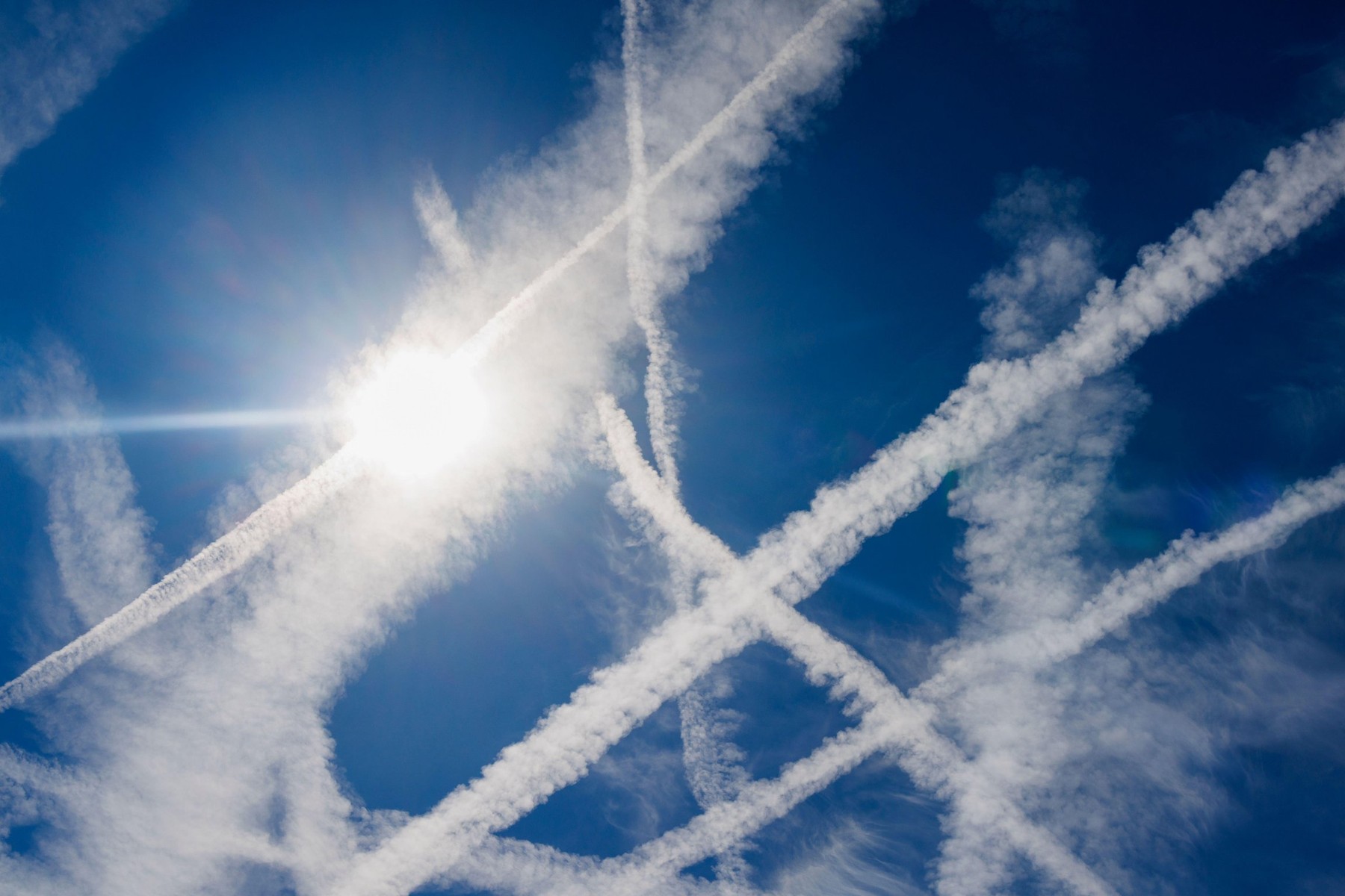 Liniile albe de pe cer produc mai multă poluare decât emisiile de carbon de la avioane. Cum s-ar putea scăpa de ele