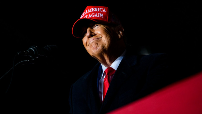 Donald Trump, care poartă o şapcă cu mesajul: "faceţi America mare din nou" vorbeşte la un eveniment organizat în oraşul american Sioux City, din statul Iowa
