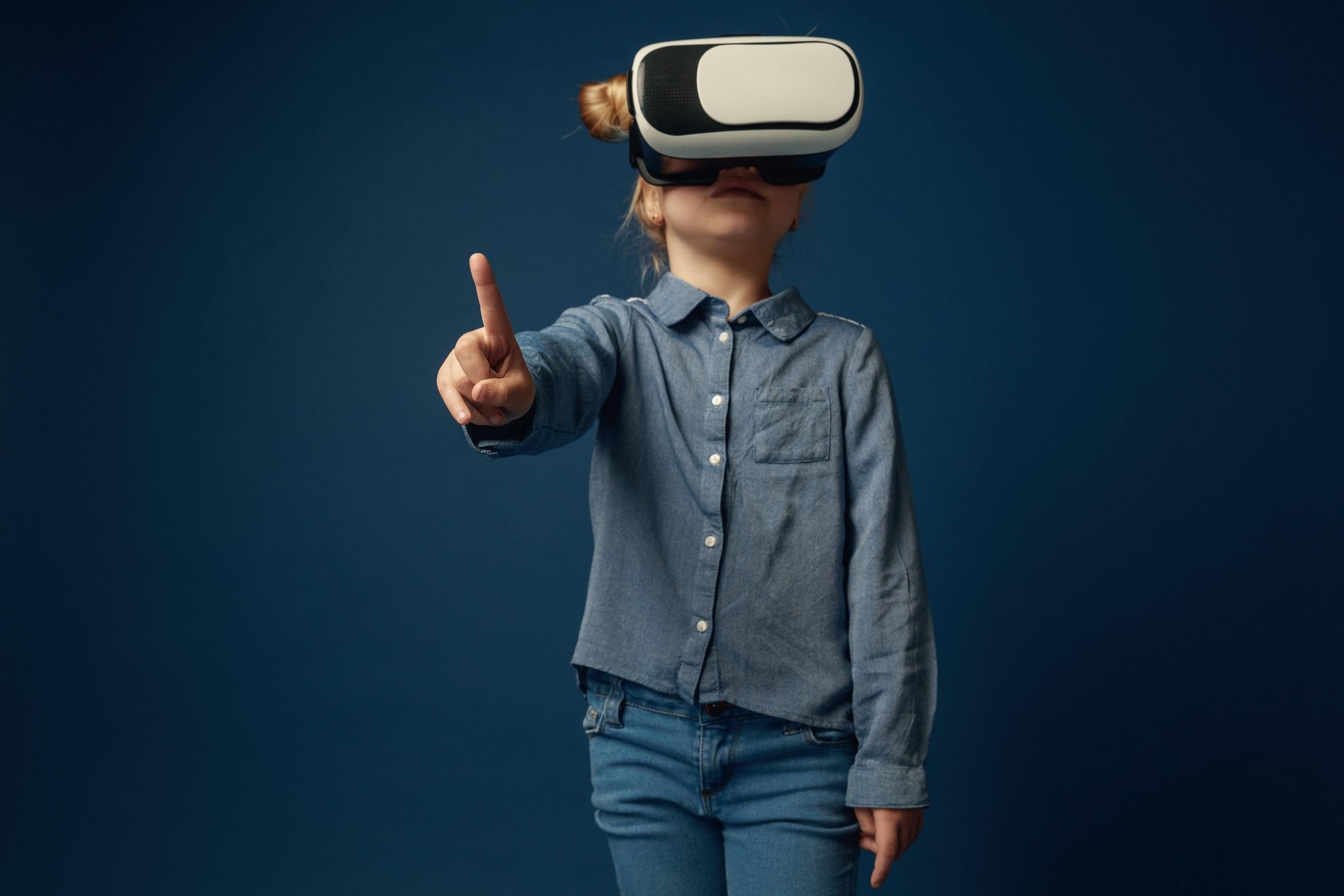 Angajat al unui loc de joacă, reținut pentru că agresa sexual o fetiță de 11 ani ce folosea un simulator de realitate virtuală