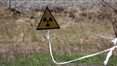 Un semn de pericol de radiatii la Cernobîl.