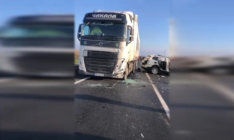 Accident grav între două TIR-uri și un autoturism în Timiș. Unul dintre șoferi, un bărbat de 63 de ani, a murit