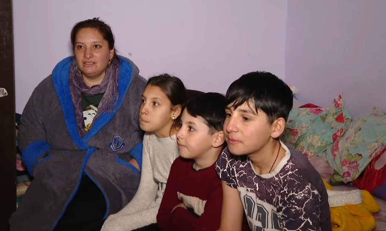 Ce își doresc trei copii din Giurgiu care își fac temele la lumina lanternelor: „Aș vrea s-o văd pe mama mea zâmbind”