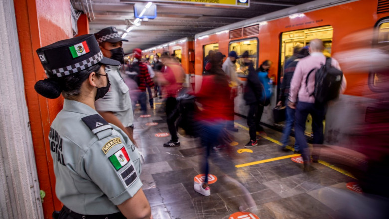 politie la metroul din mexico