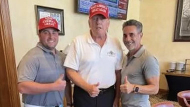 Donald Trump și doi bărbați fac semnul bravo