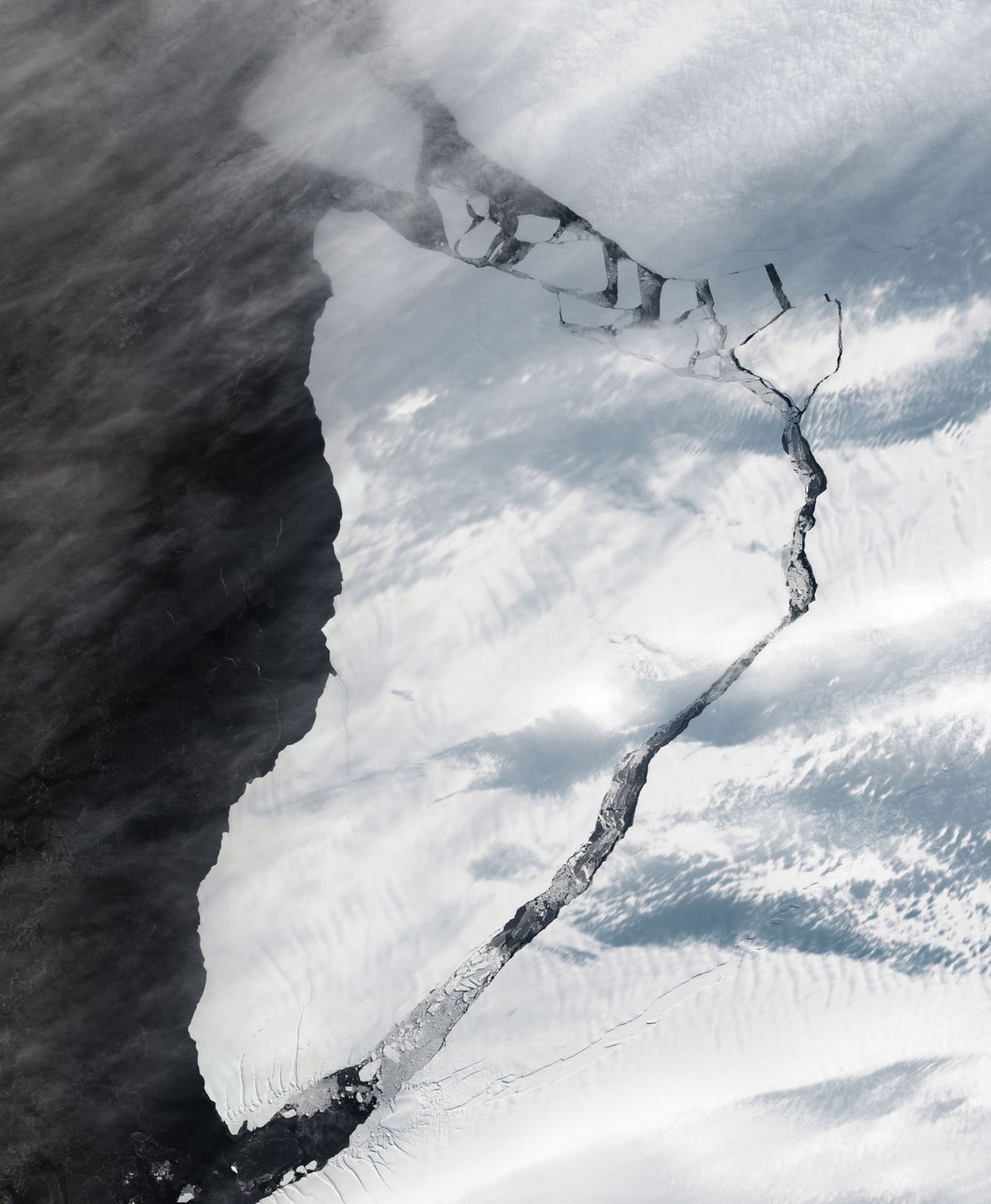 Un aisberg gigant, de mărimea Londrei, s-a desprins din Antarctica