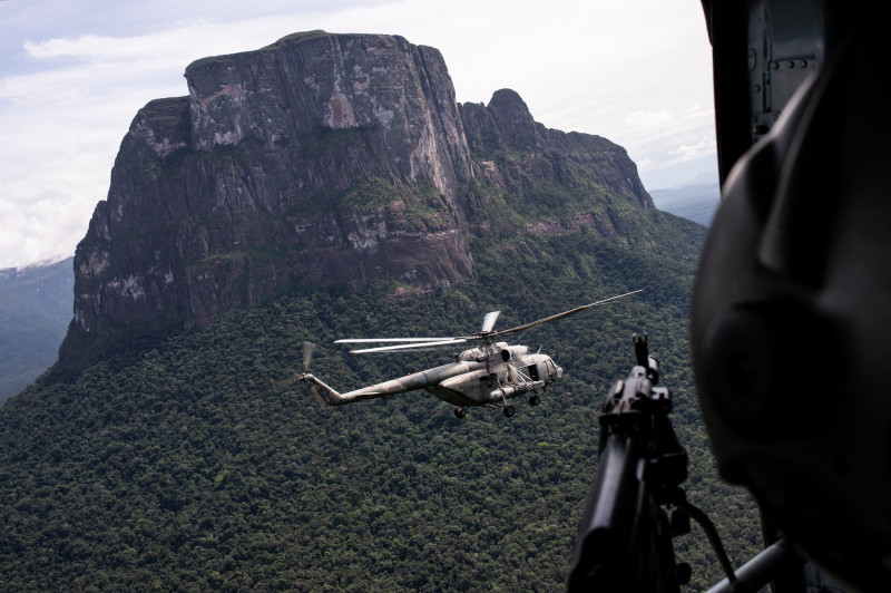 elicopter-militar-junglă