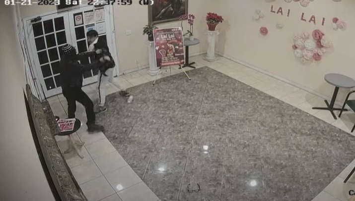 Momentul în care atacatorul din California este oprit, înainte să comită un nou masacru. Imagini de pe camera de supraveghere