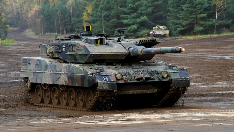 Un tanc Leopard 2 este condus prin noroi.