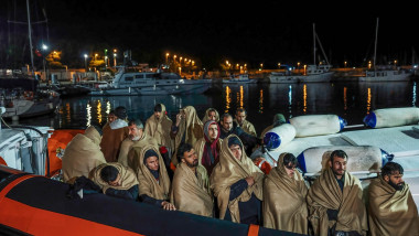 Migranţi din Afganistan, Irak, Siria şi Iran într-o barcă ajunsă în portul italian Roccella.