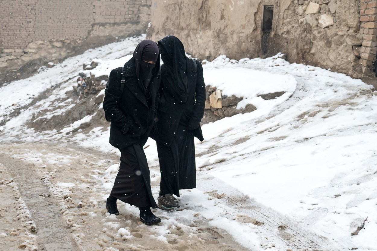 Gerul a ucis cel puțin 124 de oameni în Afganistan. Talibanii nu lasă femeile să participe la misiunile de salvare