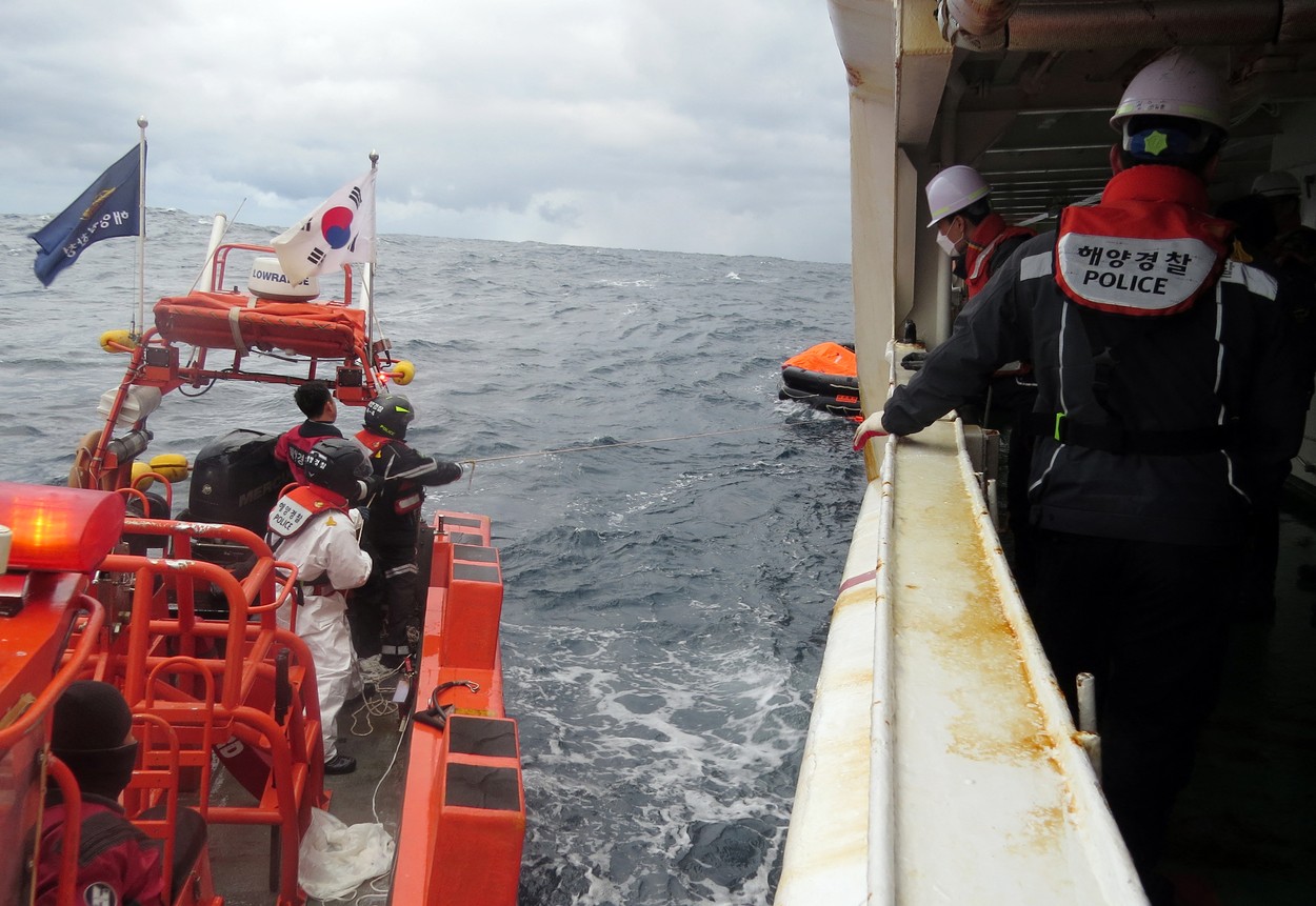 Un cargou s-a scufundat în Marea Chinei de Est, salvatorii caută 18 membri ai echipajului