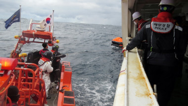 salvatori caută supraviețutitori dupa ce o nava s-a scufundat