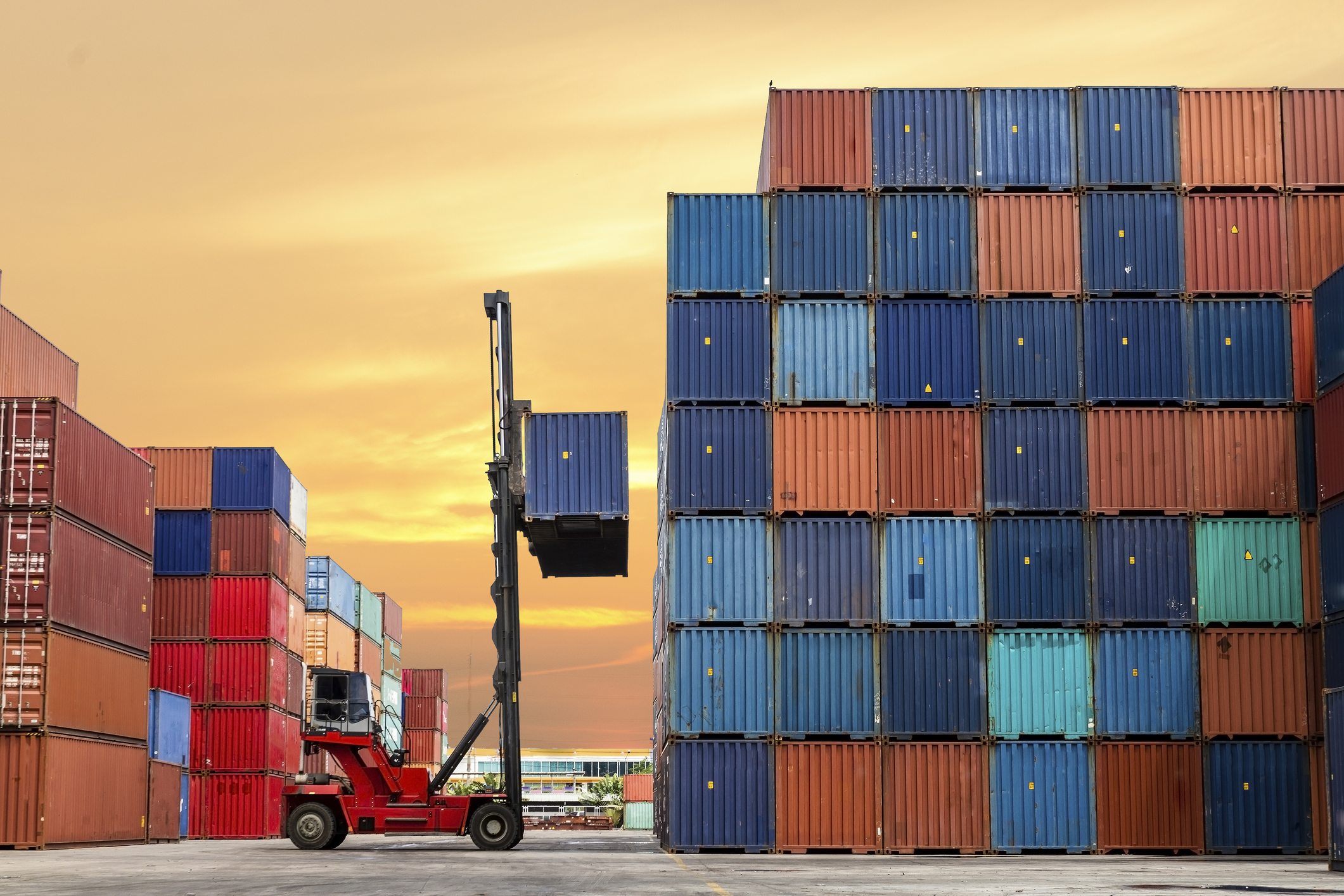Un băiat care se juca de-a v-ați ascunselea cu prietenii și s-a furișat într-un container a ajuns în altă țară