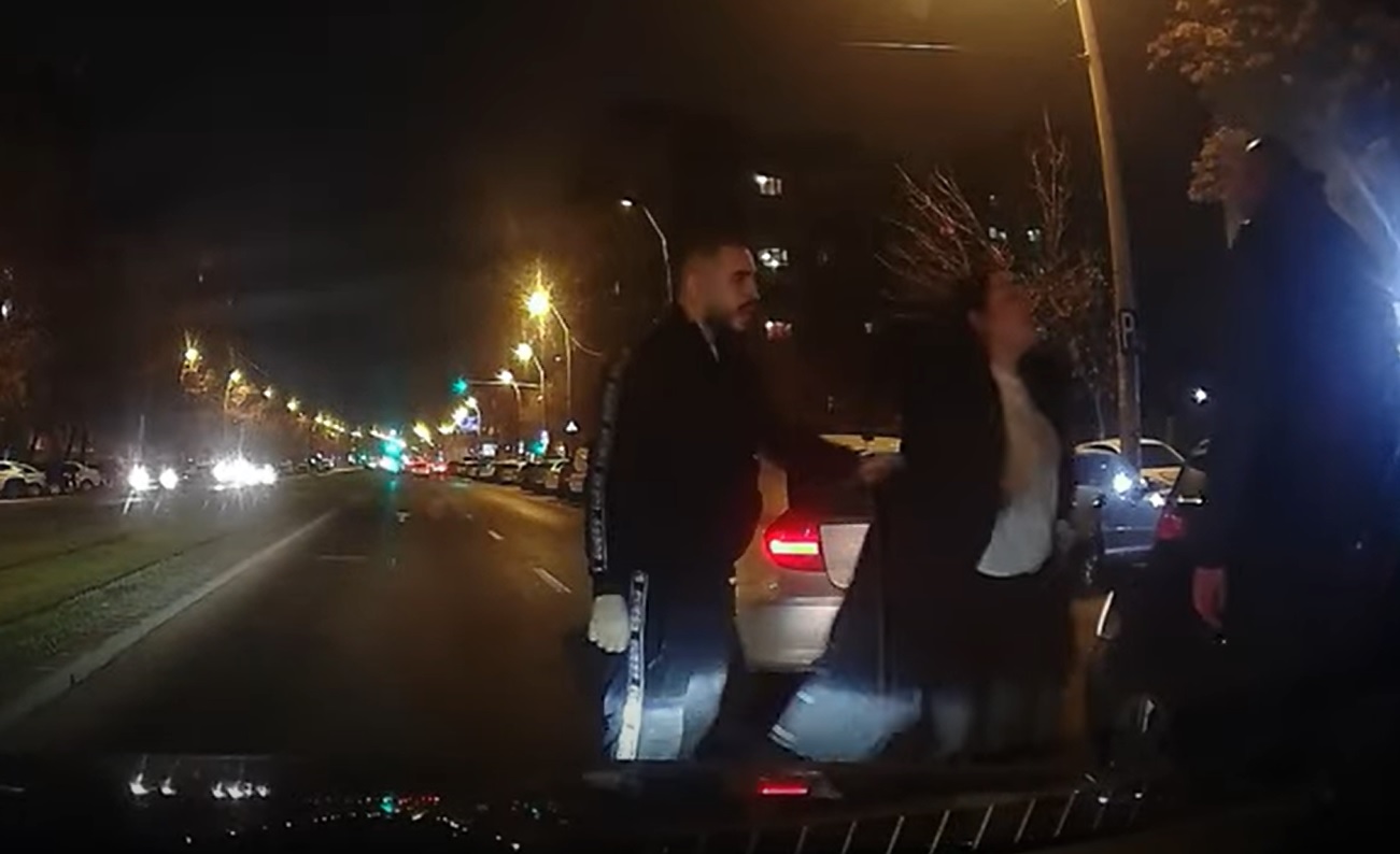 Șofer înjurat, scuipat și bătut în plină stradă, în Capitală. Totul ar fi pornit de la o încadrare greșită în trafic