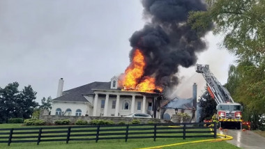 casa cuprinsa de incendiu